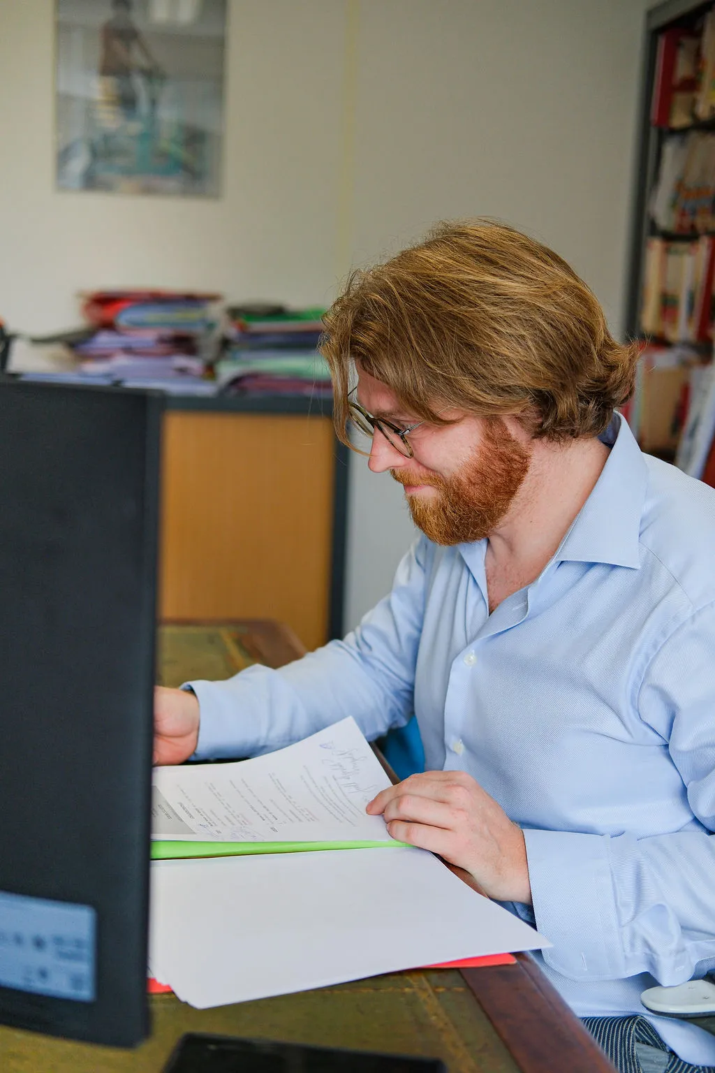 Gauthier Baudts analyseert documenten aan zijn bureau