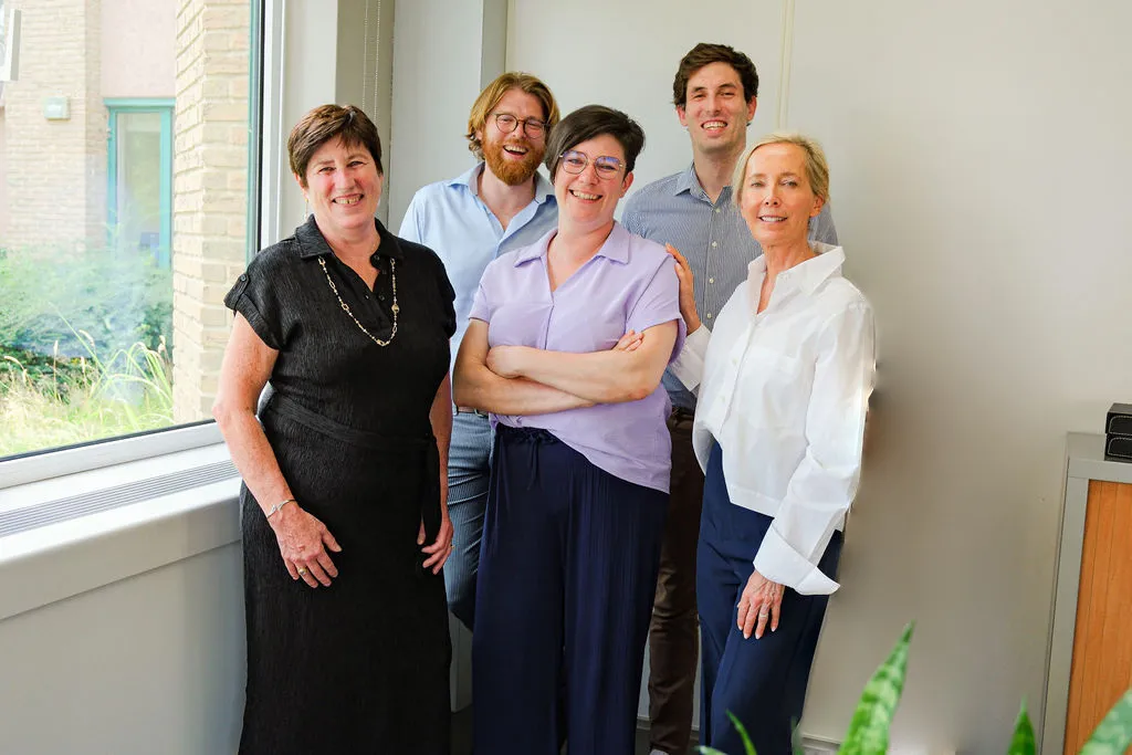 Team van Flamend & Partners samen in het kantoor