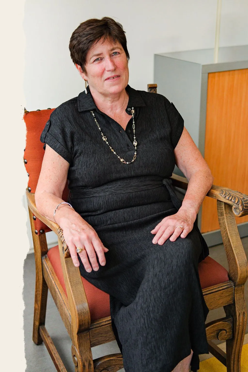 Carine Flamend, zittend in het kantoor