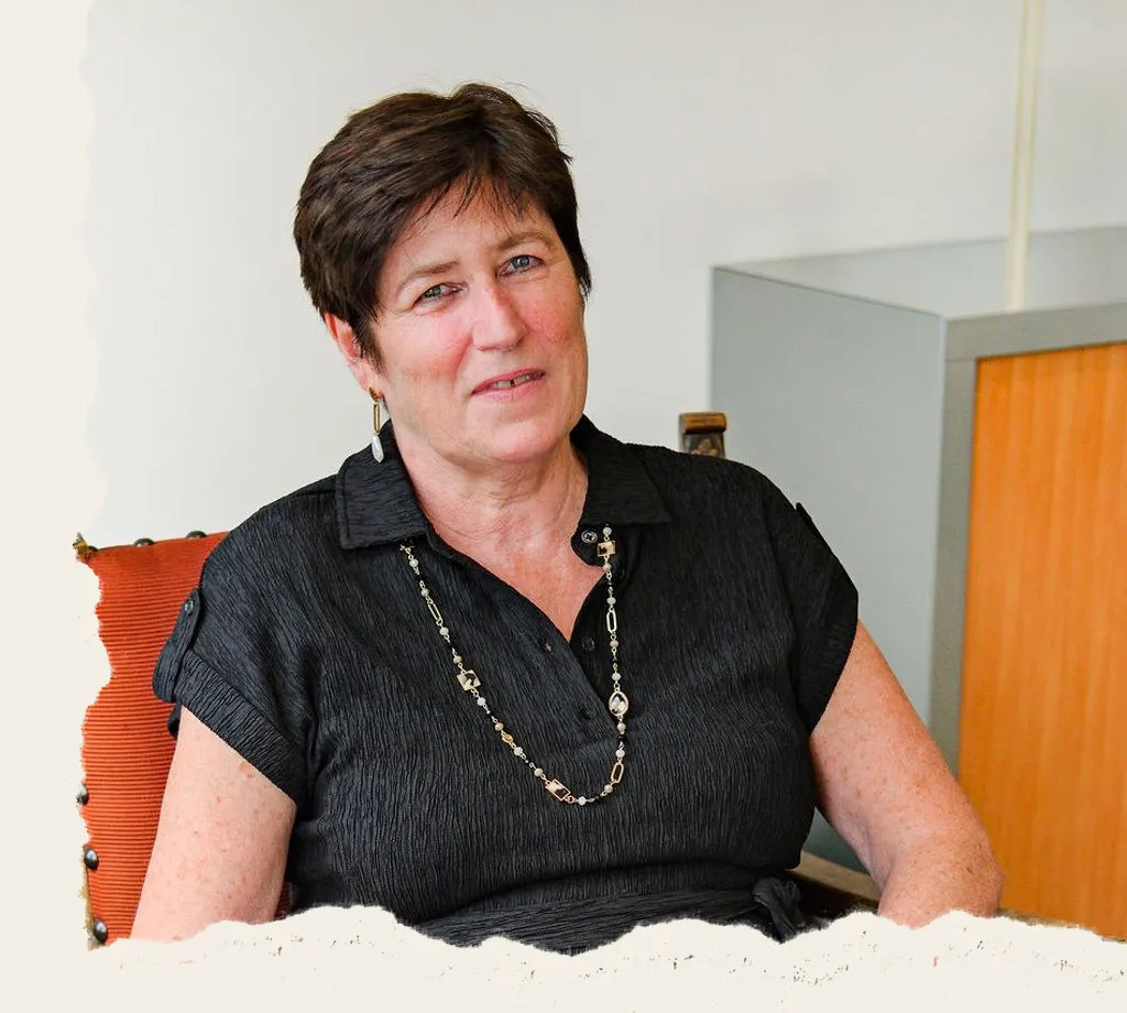 Carine Flamend in gesprek in het kantoor