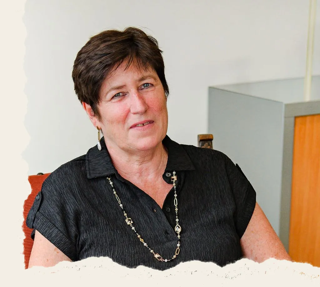 Carine Flamend aan tafel in het kantoor
