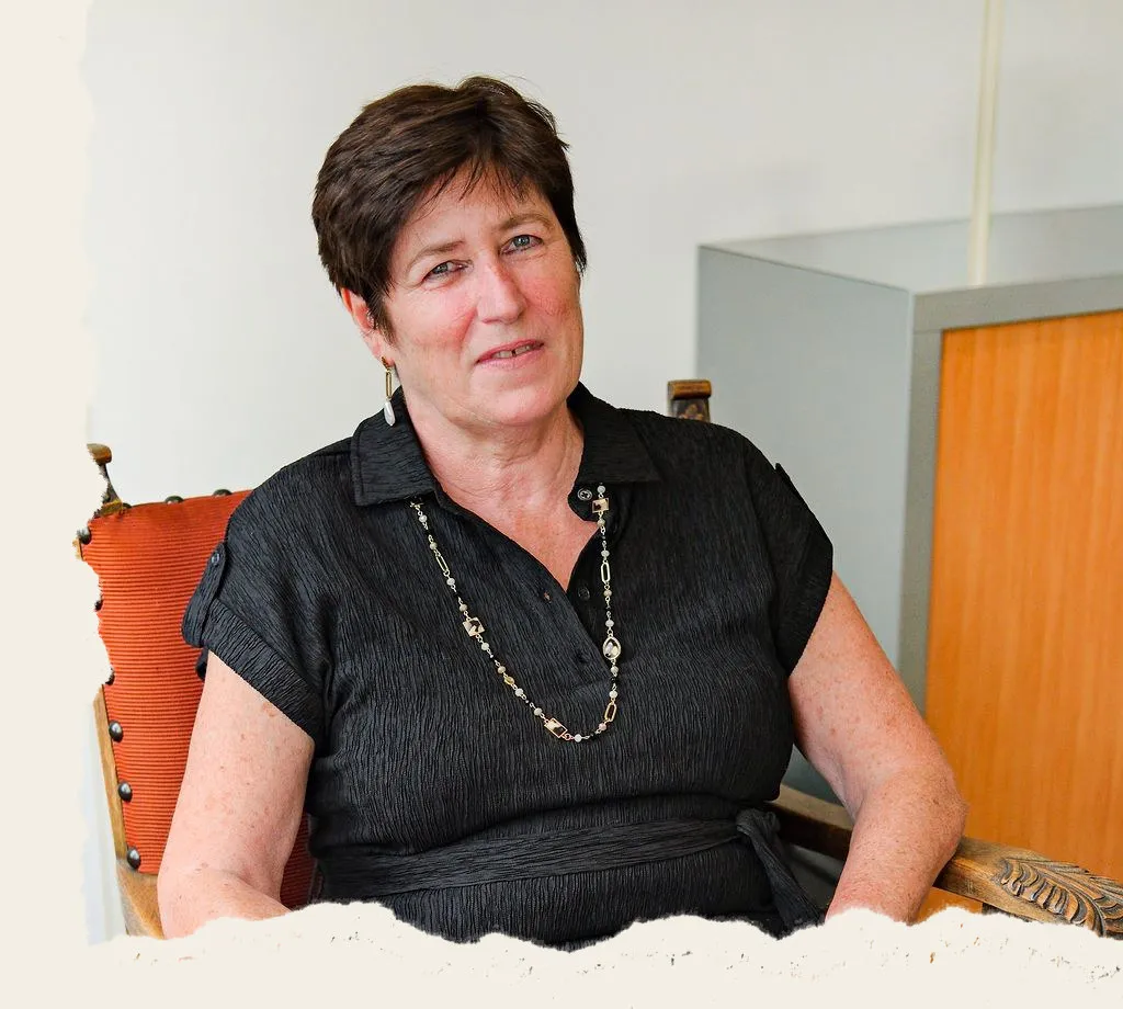 Carine Flamend in gesprek in het kantoor