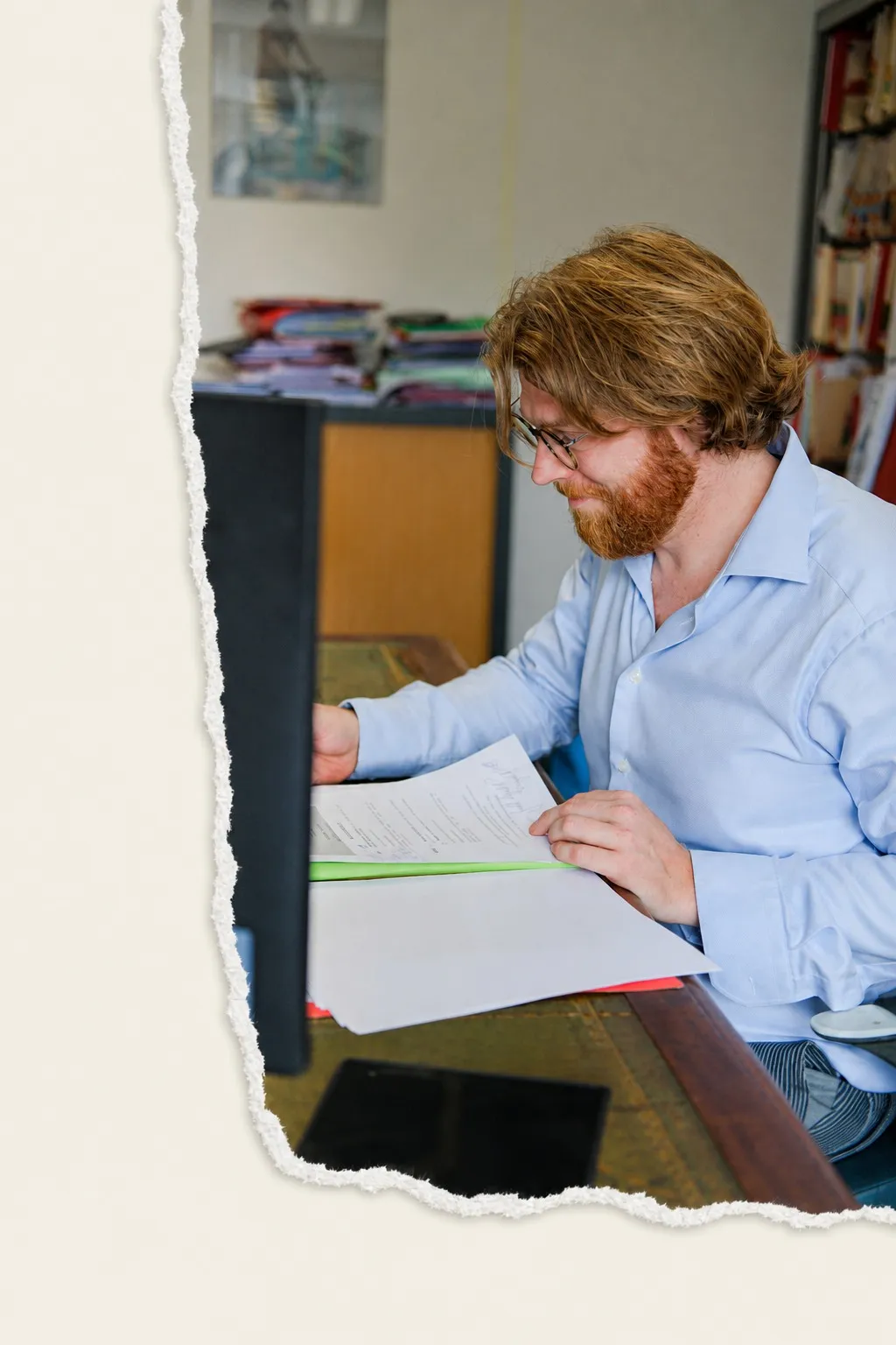 Een advocaat bekijkt een dossier aan een bureau